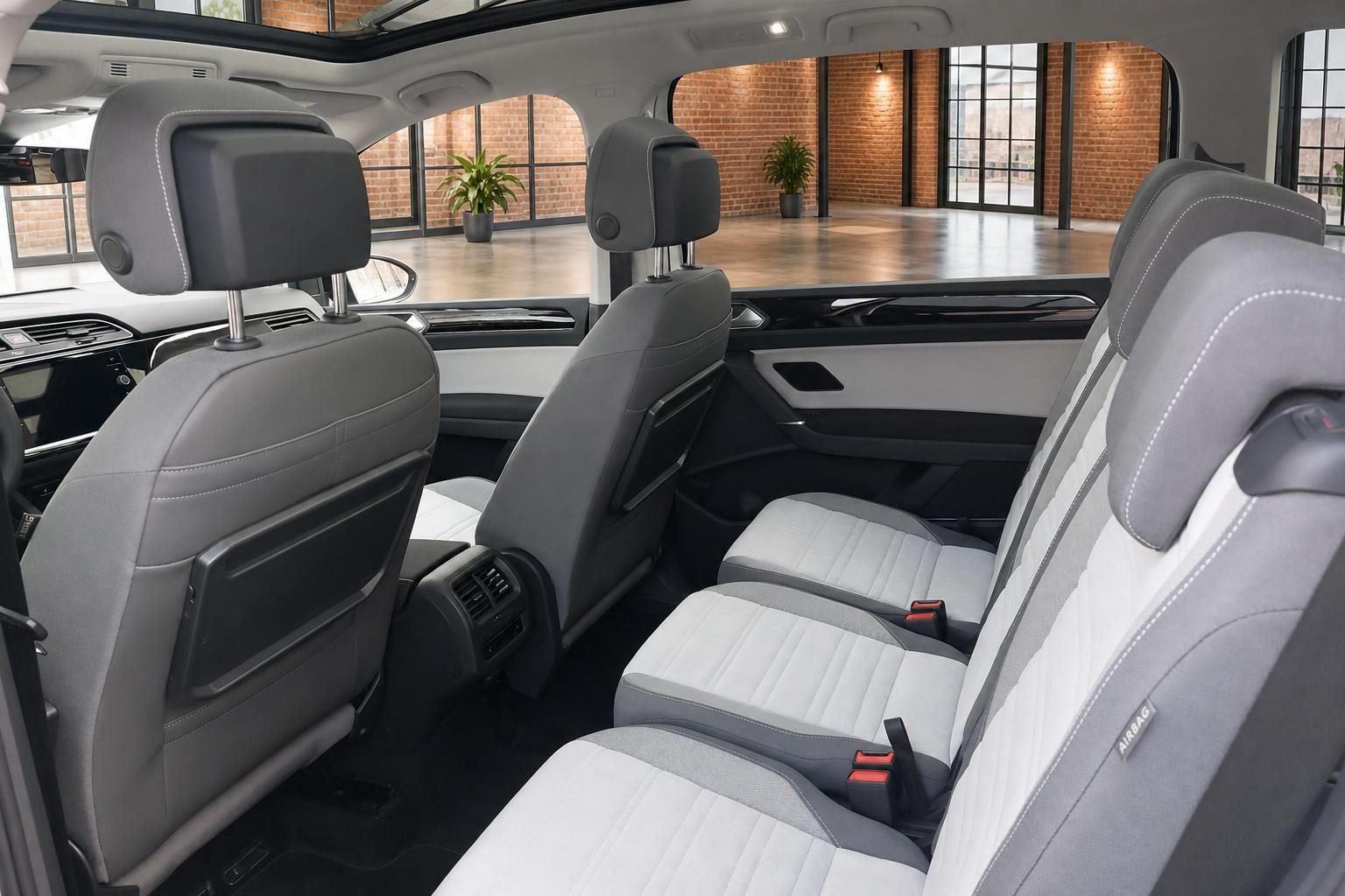 VW Innenraum Rücksitze mit Panoramadach und viel Beinfreiheit
