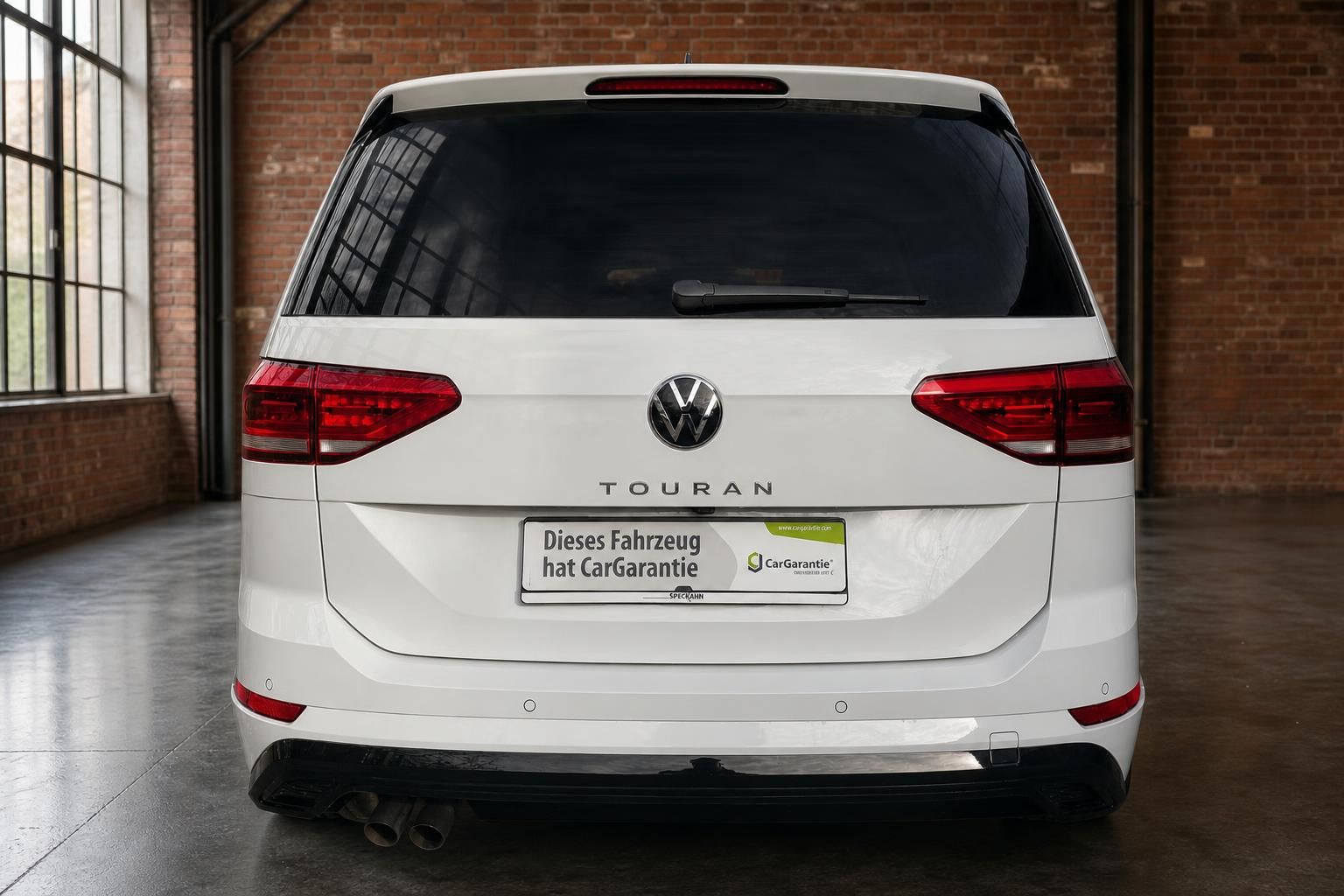 VW Touran weiß Heck frontal mit Kennzeichen und Doppelauspuff