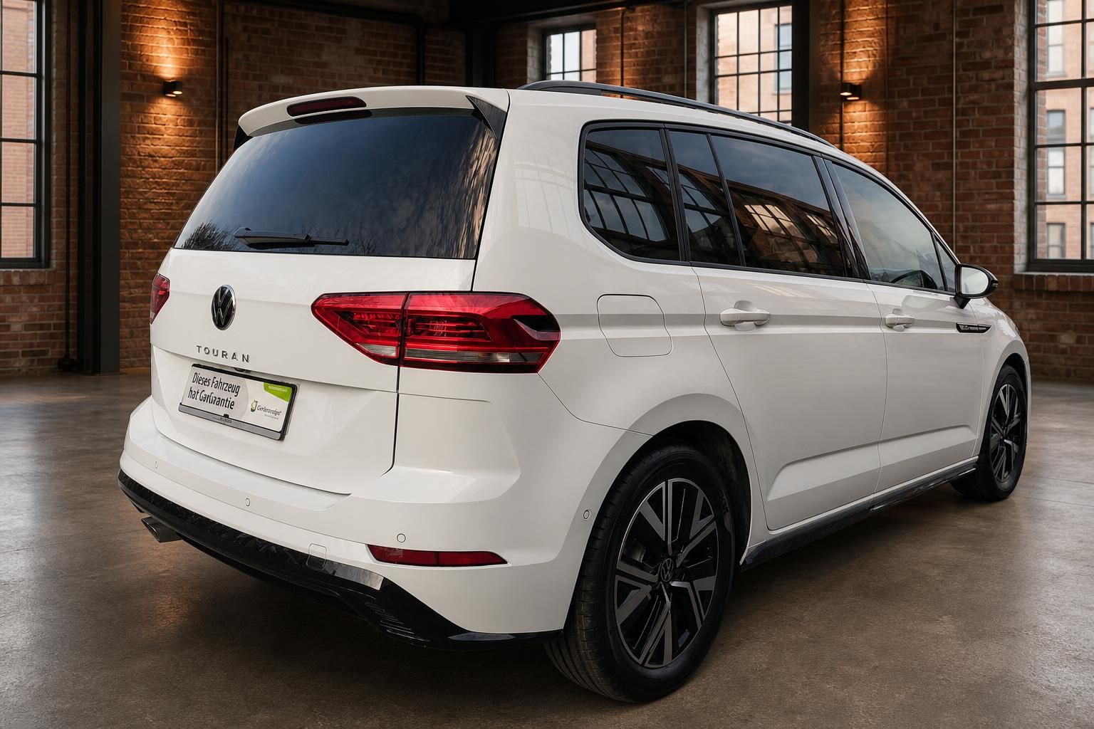 VW Touran weiß Heckansicht mit LED-Rückleuchten in Industriehalle