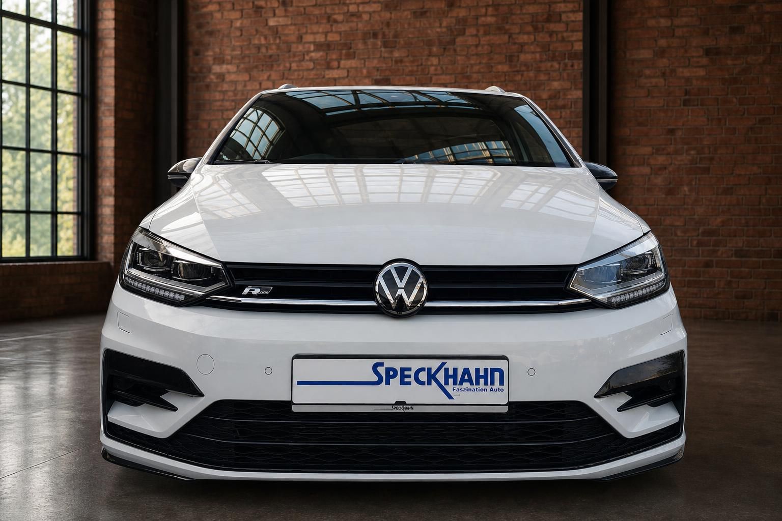 VW R-Line in Weiss von vorne mit Kennzeichenhalter Speckhahn