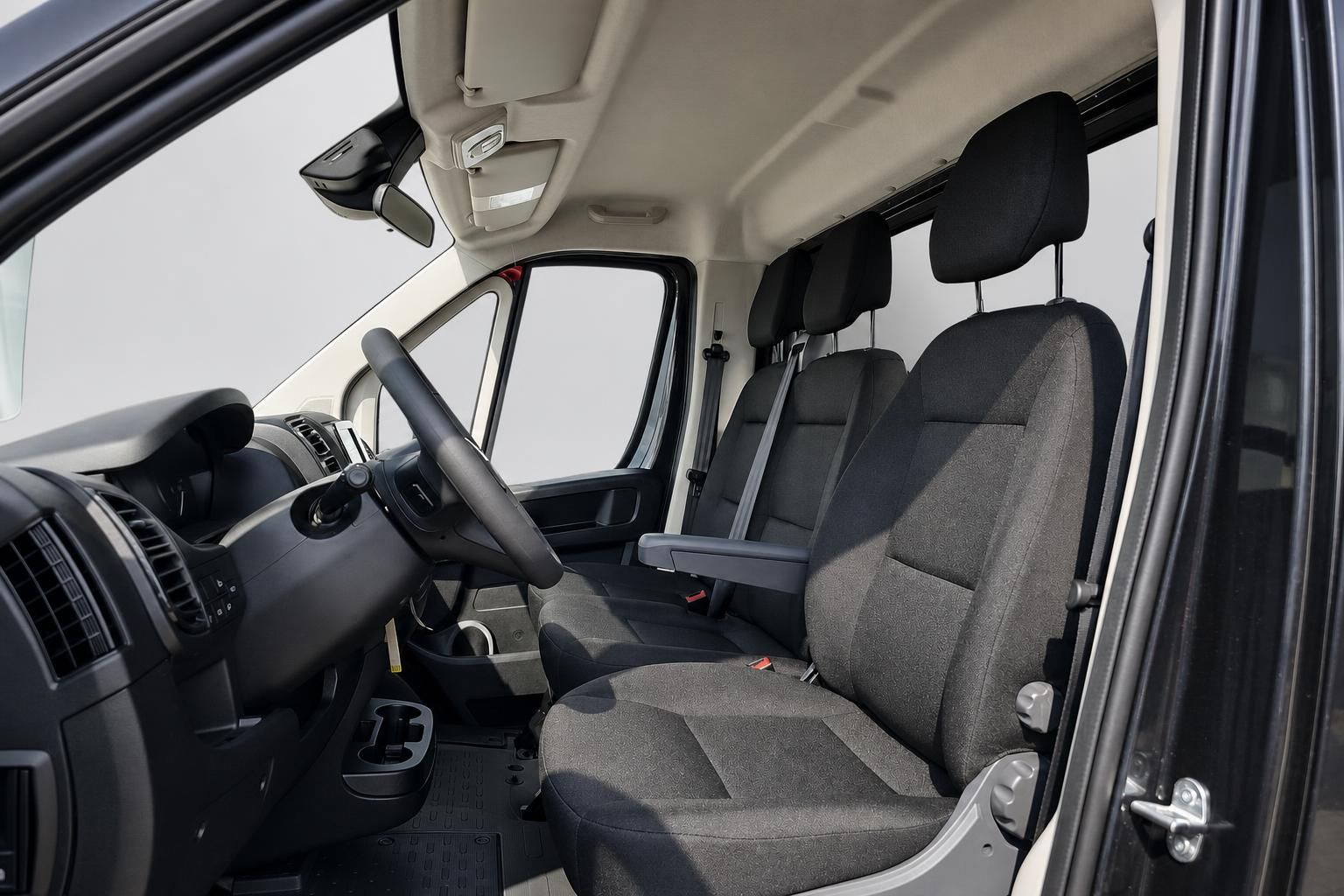 Innenraum Fiat Ducato mit Doppelbeifahrersitz und Fahrersitz, Blick durch Tür