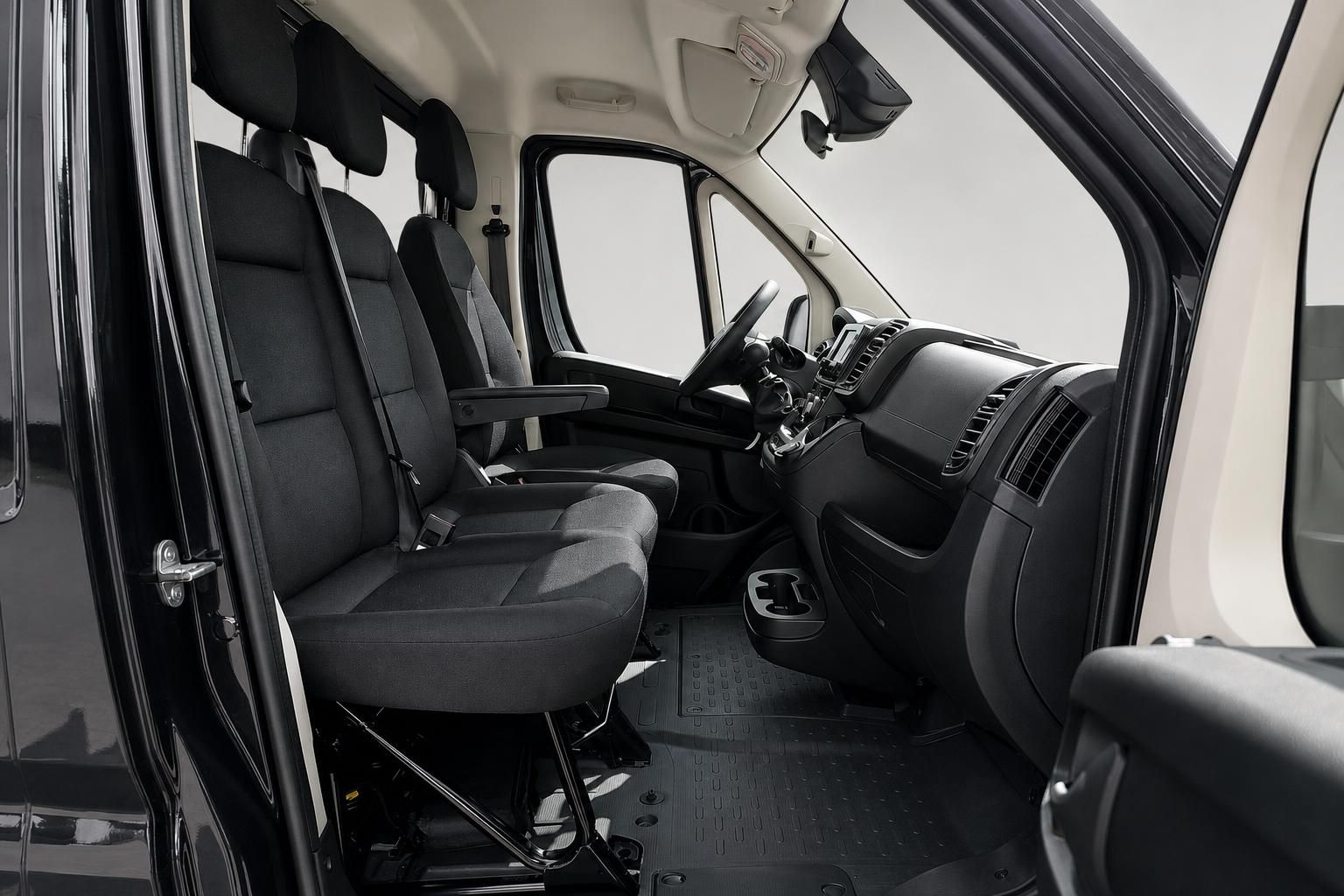 Fiat Ducato Innenraum, Cockpit und Sitze durch geöffnete Fahrertür