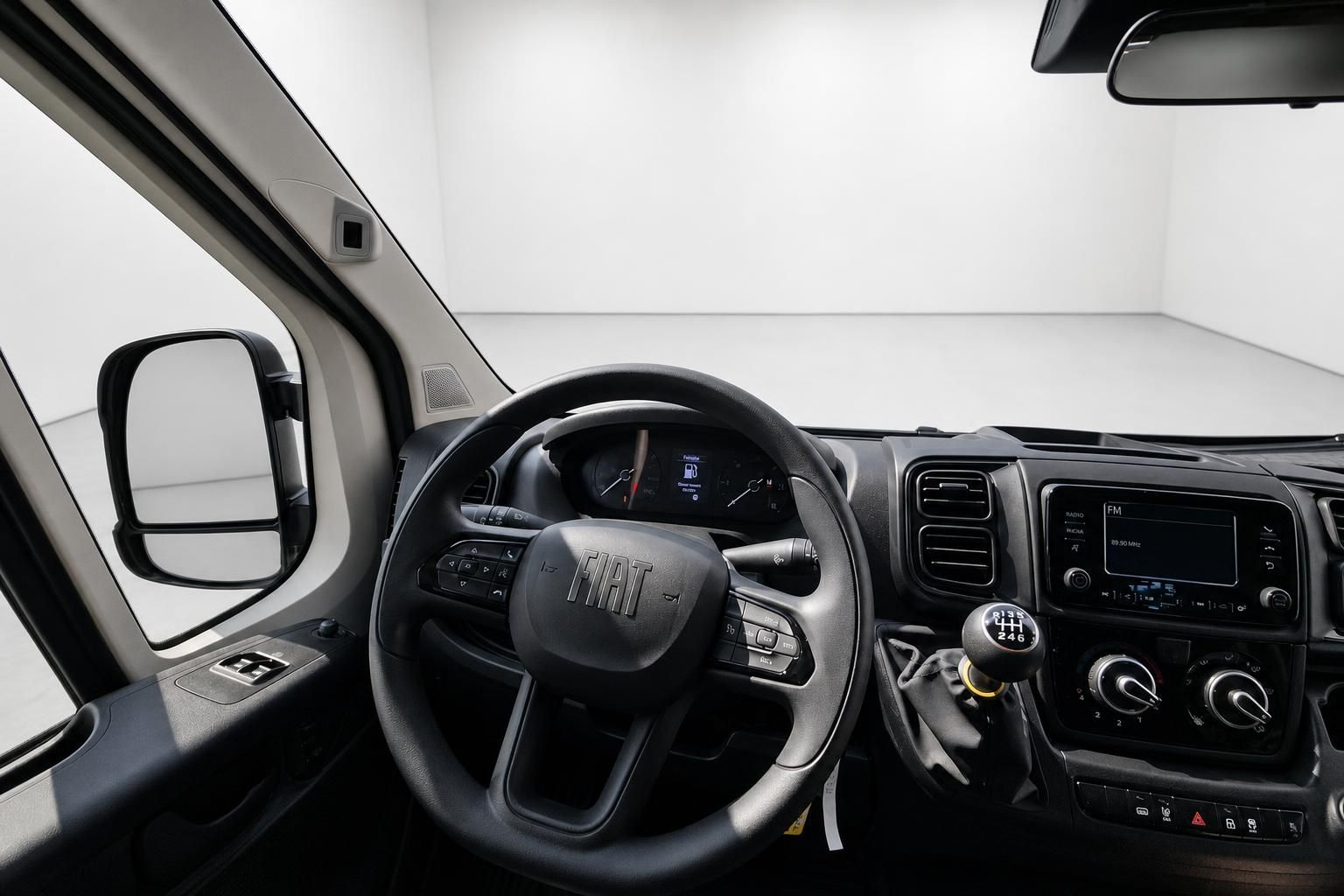Fiat Ducato Cockpit mit Lenkrad, Schaltung und Multimediadisplay