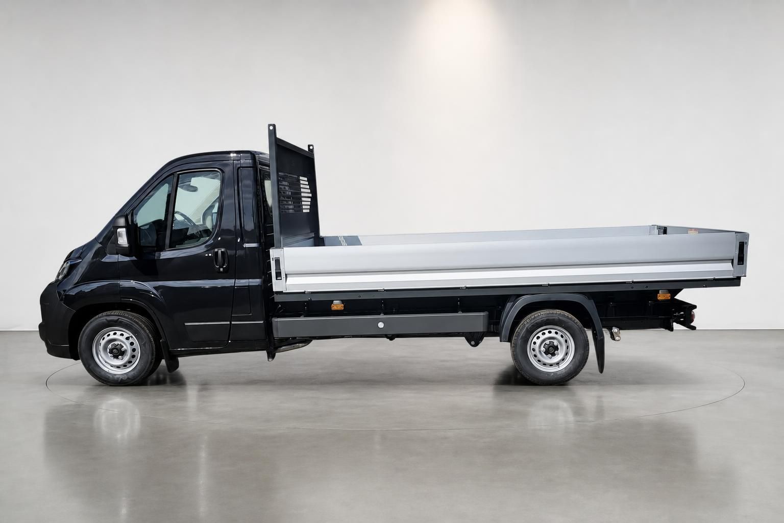 Fiat Ducato Pritschenwagen schwarz Seitenansicht komplett
