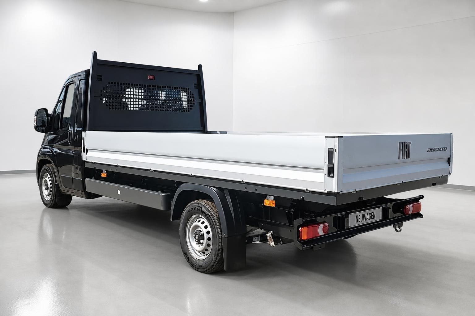 Fiat Ducato Pritsche schwarz Heckansicht mit Bordwand