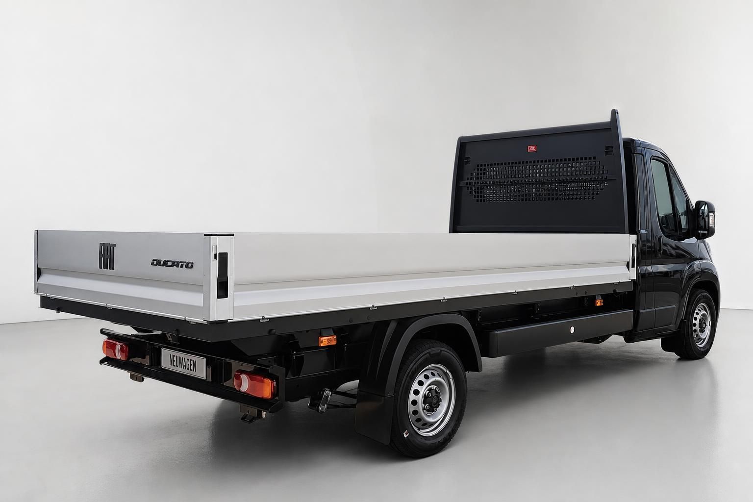 Fiat Ducato Pritsche schwarz mit Aluminium-Ladefläche, Heckansicht seitlich