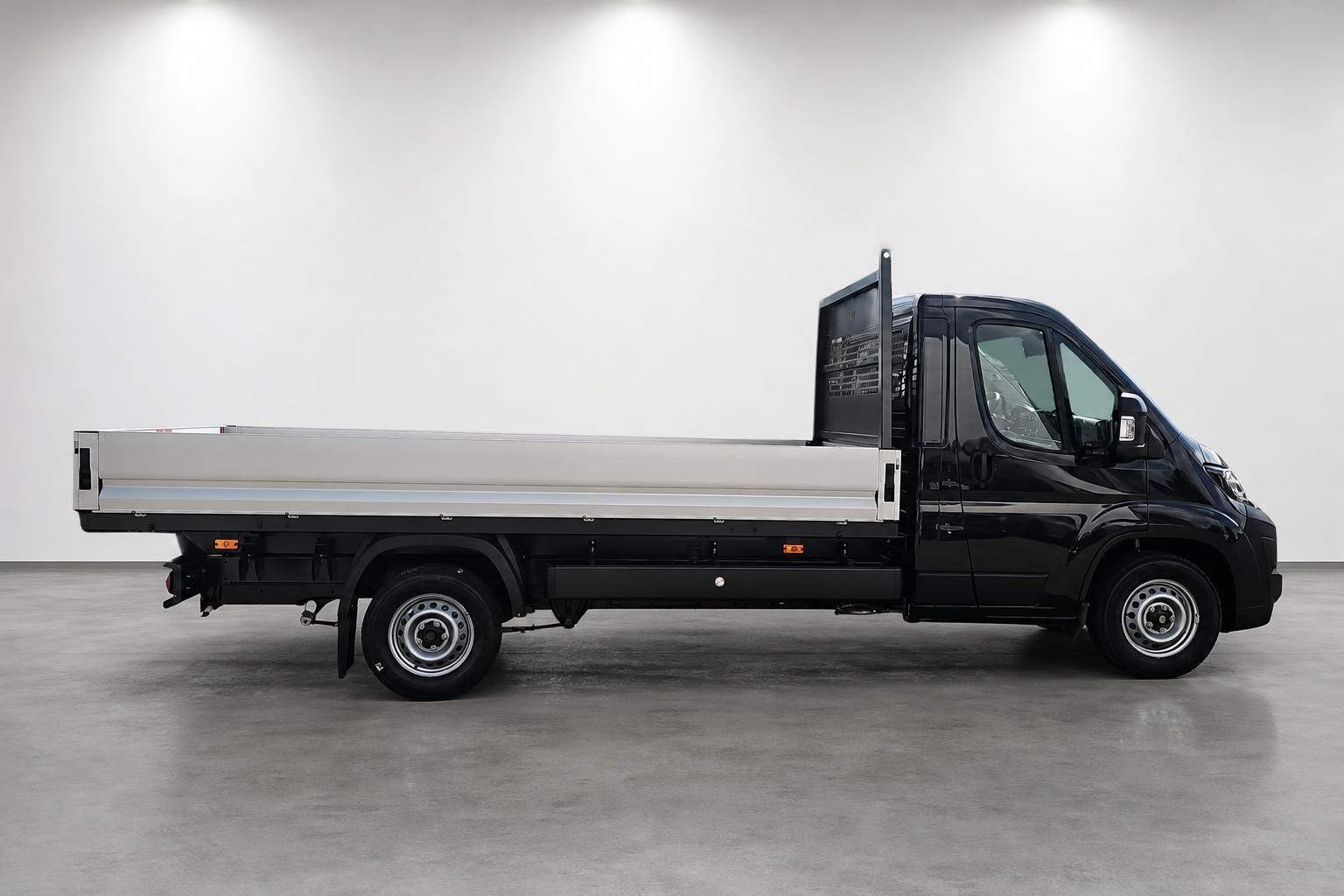 Fiat Ducato Pritsche schwarz, Seitenansicht mit Alu-Aufbau und Fahrerkabine