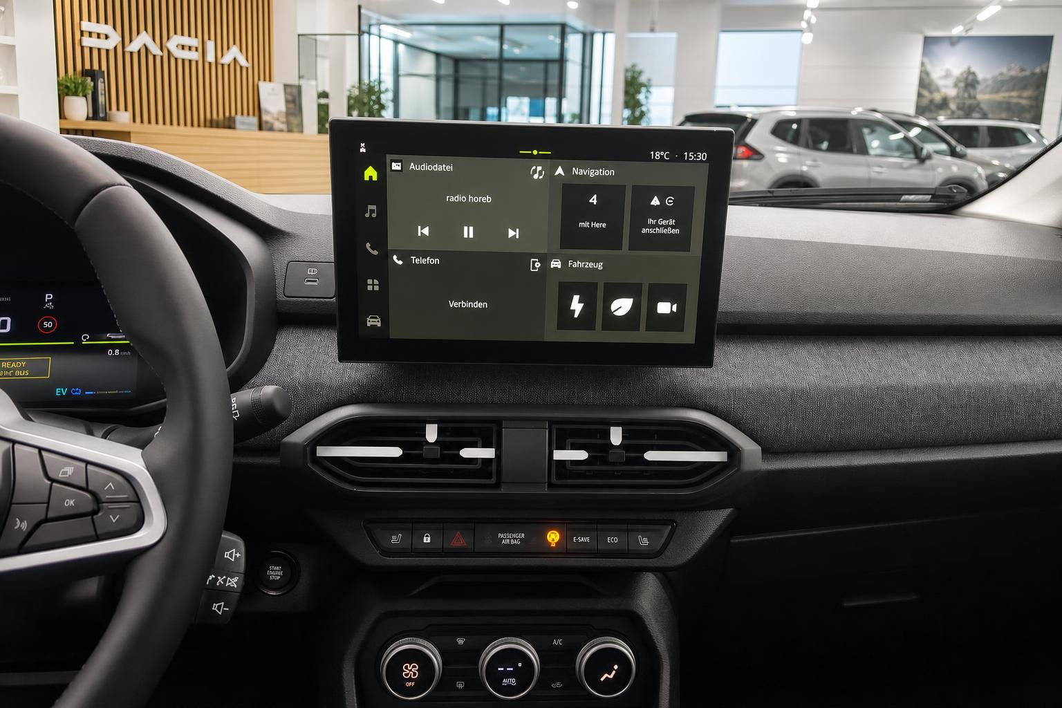 Dacia Infotainment-Touchscreen mit Navigation und Klimabedienung im Cockpit