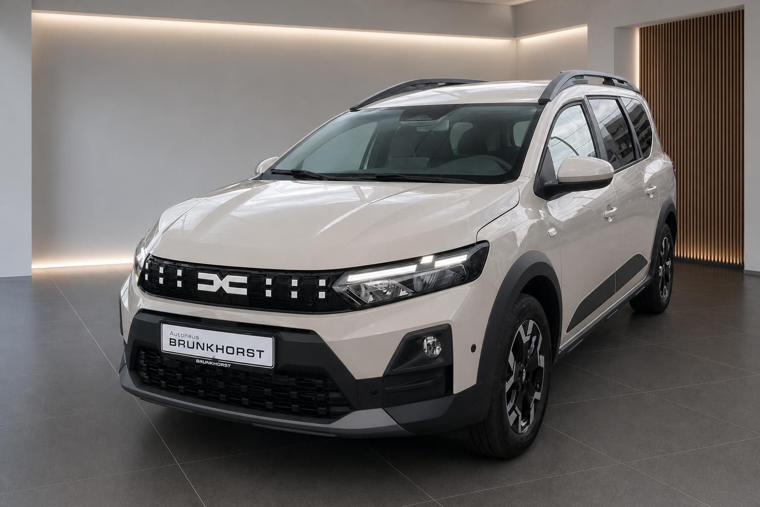 Dacia Jogger Frontansicht schräg in Beige mit Dachreling