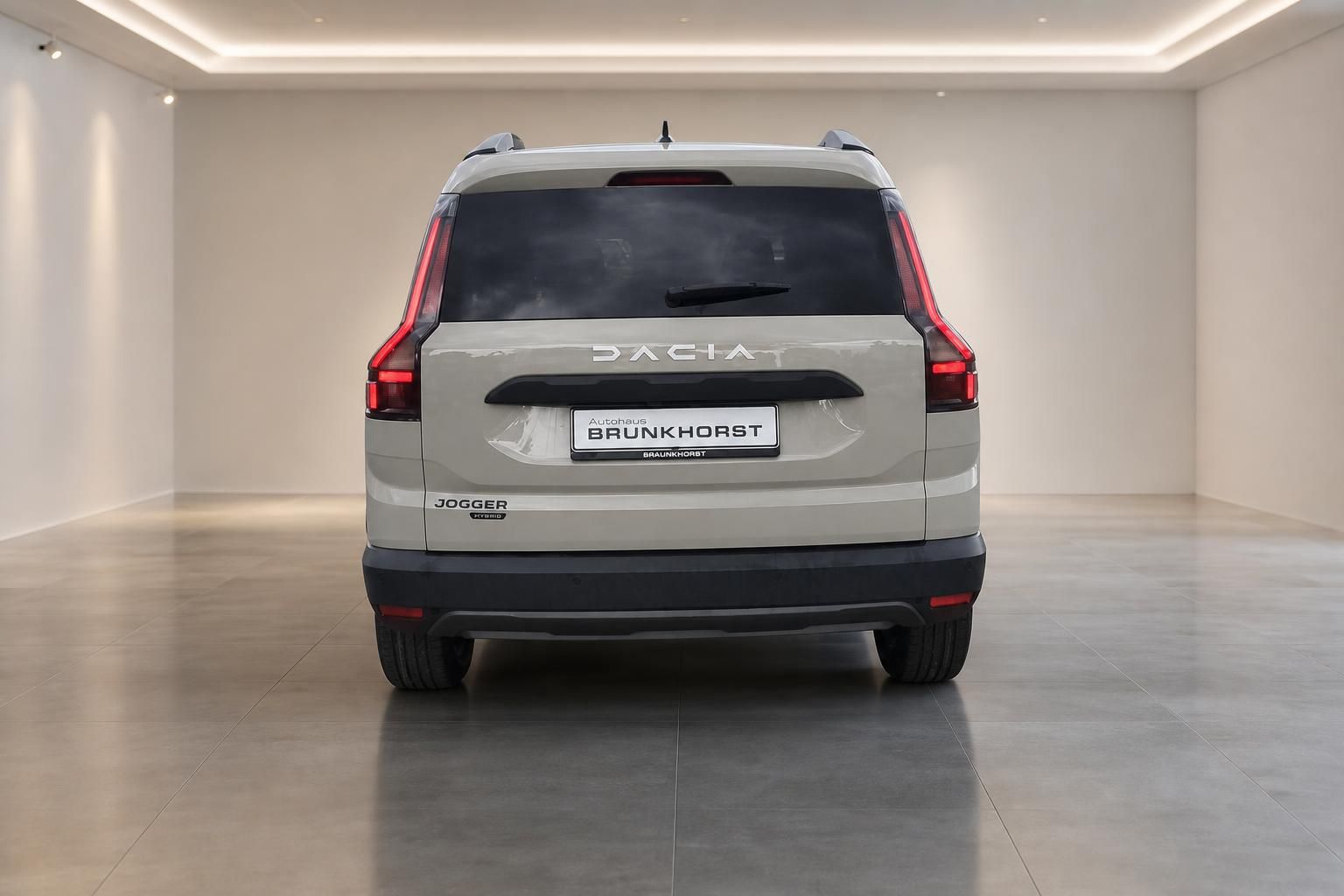 Dacia Jogger Hybrid Heckansicht in Beige im Autohaus