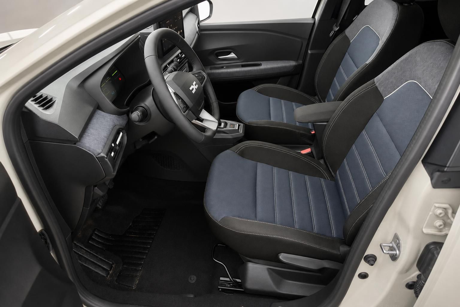 Dacia Jogger Innenraum mit Vordersitzen und Armaturenbrett