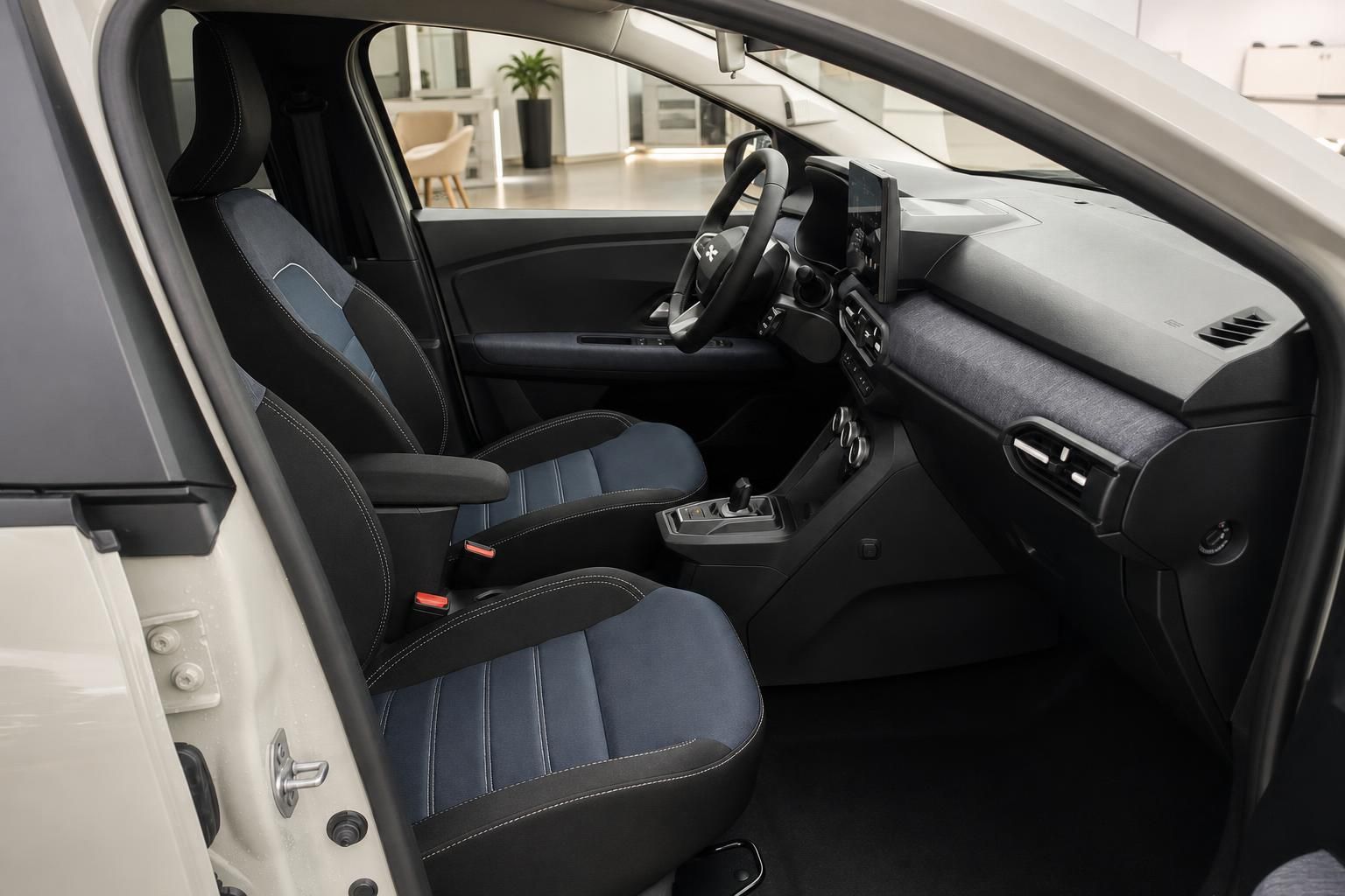 Dacia Vorderer Innenraum mit Sitzen, Lenkrad und Armaturenbrett
