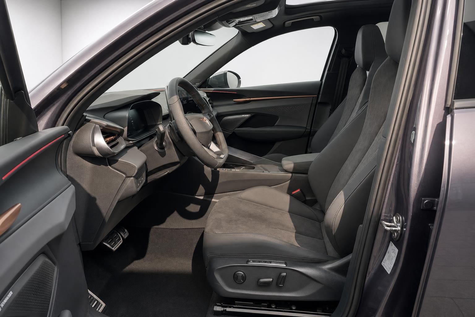 Cupra Innenraum Cockpit mit Sportsitzen und Lederlenkrad Fahrerseite