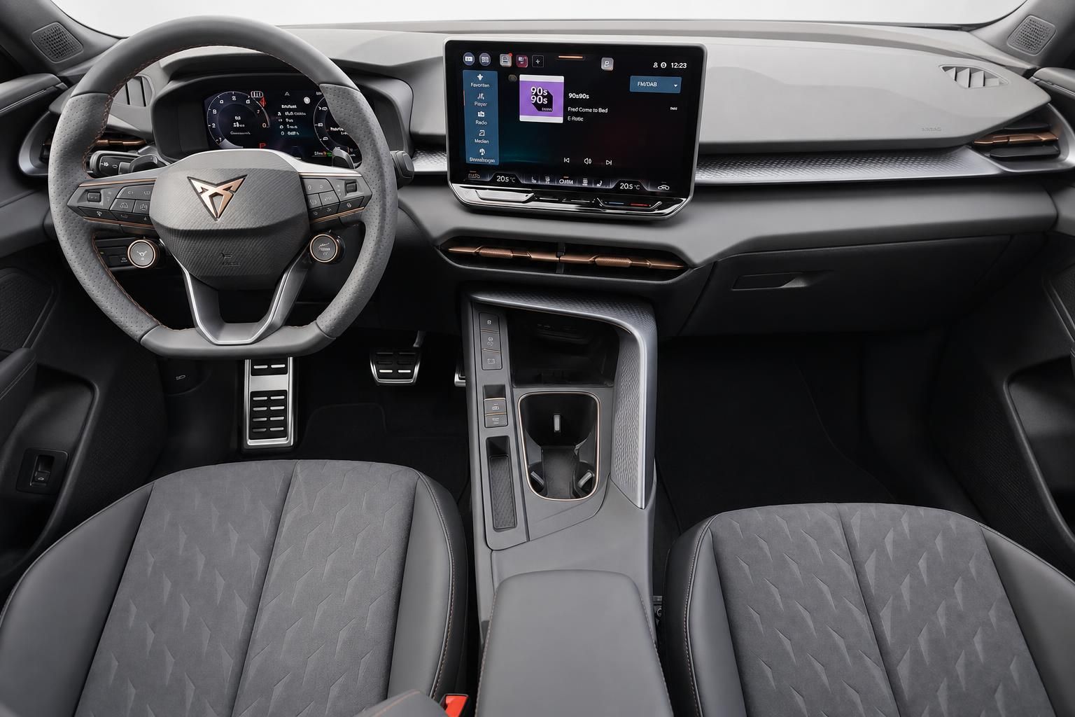 Cockpit mit Lenkrad und Cupra-Logo, Blick auf Armaturenbrett