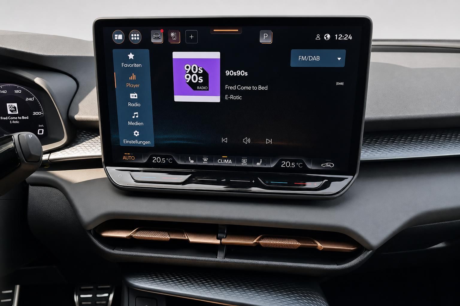 Infotainment-Display mit Radioanzeige im Fahrzeug-Cockpit