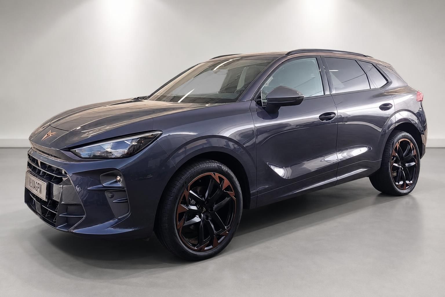 Cupra SUV Anthrazit metallic, Schraegansicht vorne mit Design-Felgen