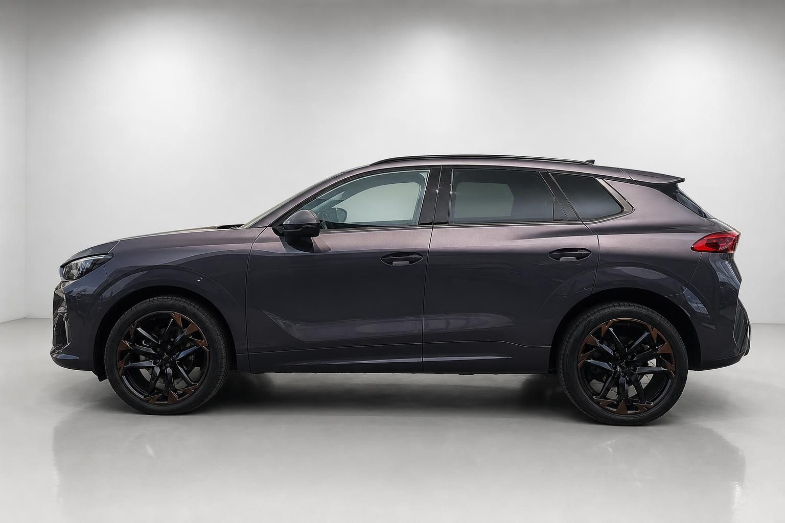 Cupra SUV in Violett-Grau, Seitenansicht mit sportlichen Leichtmetallfelgen