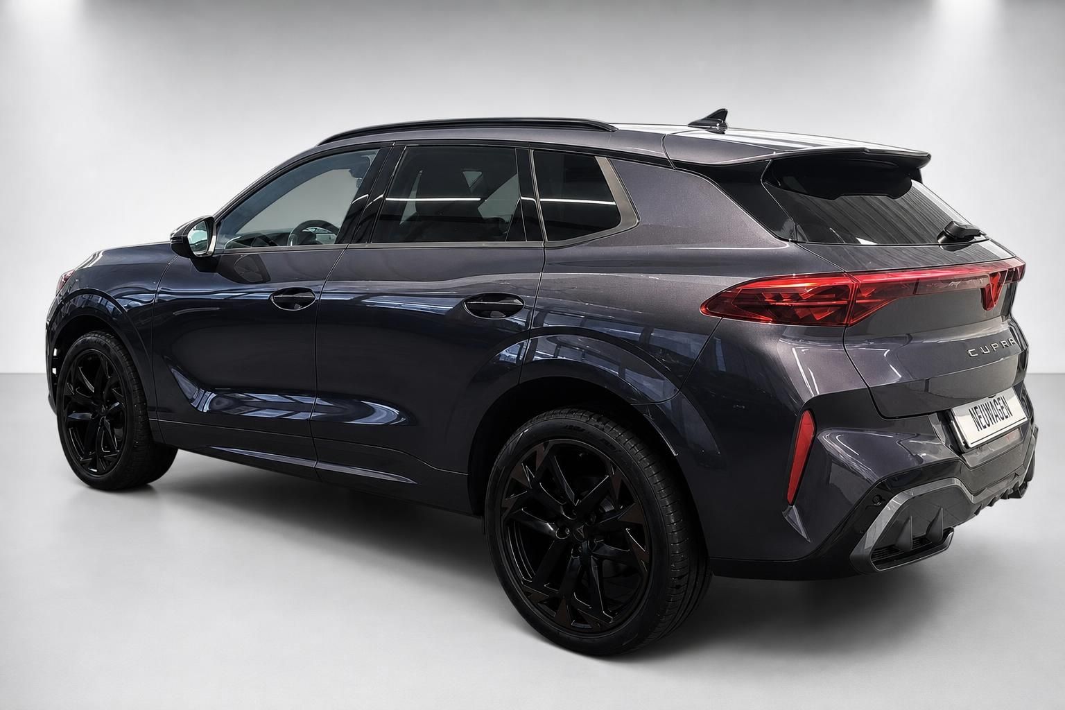 Cupra SUV Grau, Heckansicht schraeg mit schwarzen Felgen und LED-Ruecklicht