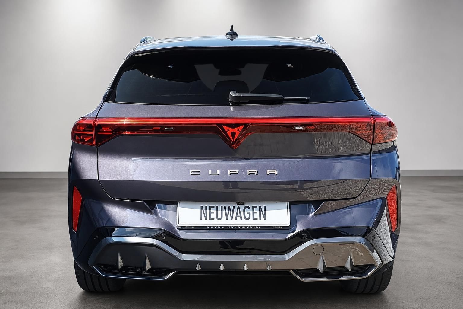 Cupra SUV Heckansicht mit markantem LED-Leuchtband und Kennzeichen Neuwagen