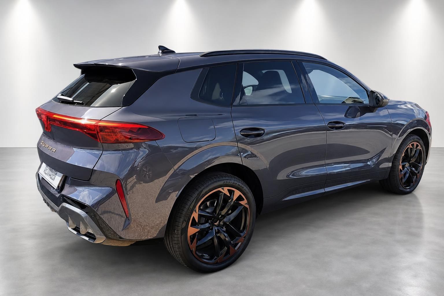 Cupra SUV grau Heckansicht schraeg mit Dachspoiler und Design-Felgen