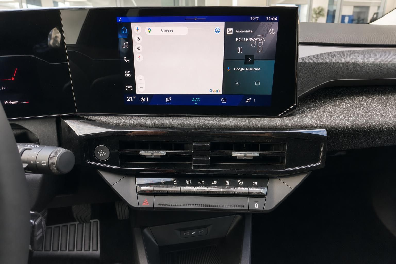 Infotainment-Bildschirm und Klimabedienung im Fahrzeug Cockpit