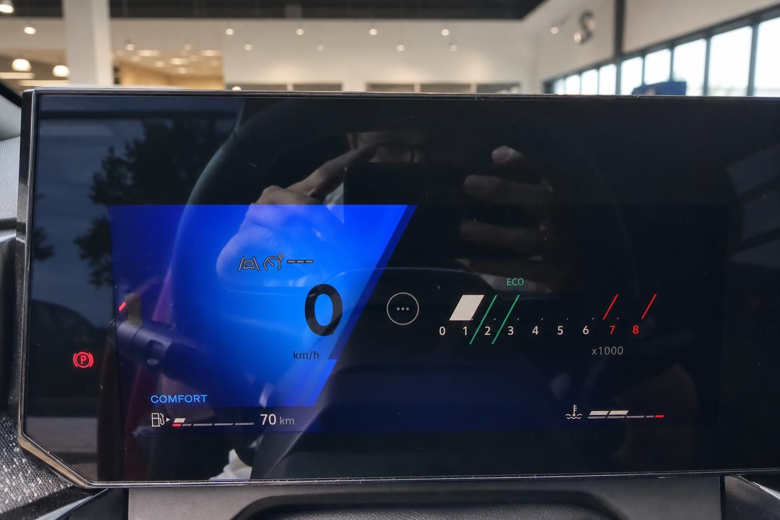 Digitales Kombiinstrument mit Geschwindigkeit und Fahrmodus Comfort im Fahrzeug