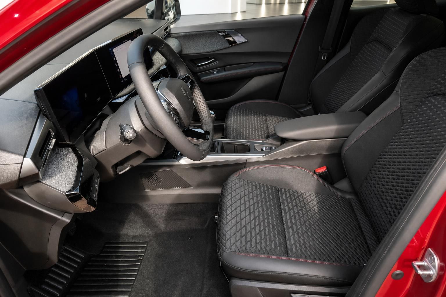 Renault Clio Innenraum mit schwarzen Sportsitzen und Cockpit