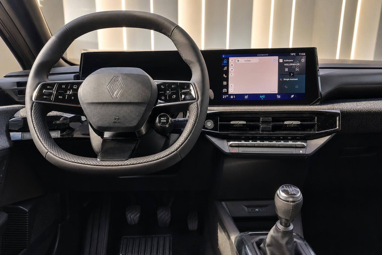 Renault Clio Cockpit mit Lenkrad, Touchscreen und Schaltknauf