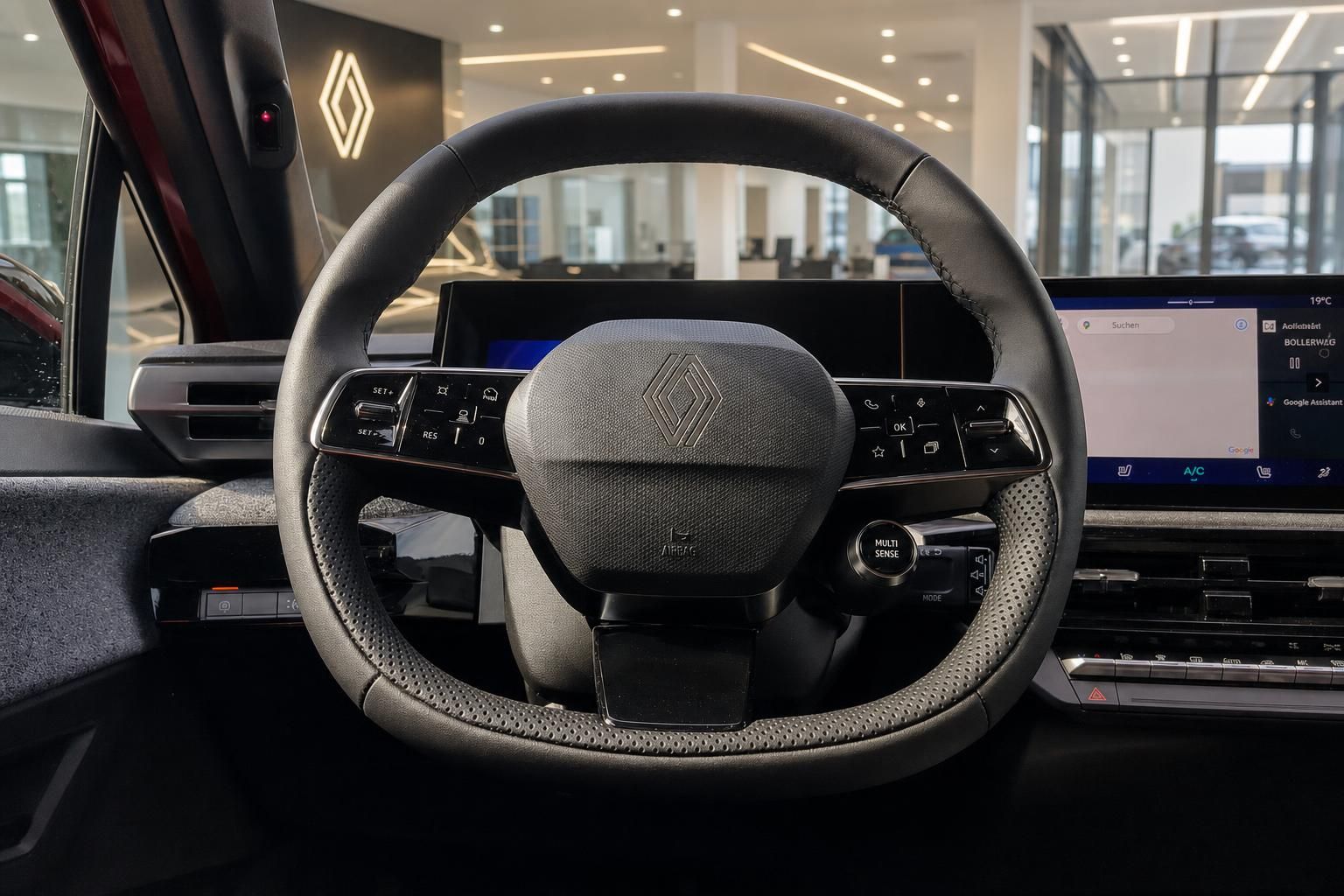 Lenkrad mit Multifunktionstasten und Cockpit im Renault Innenraum