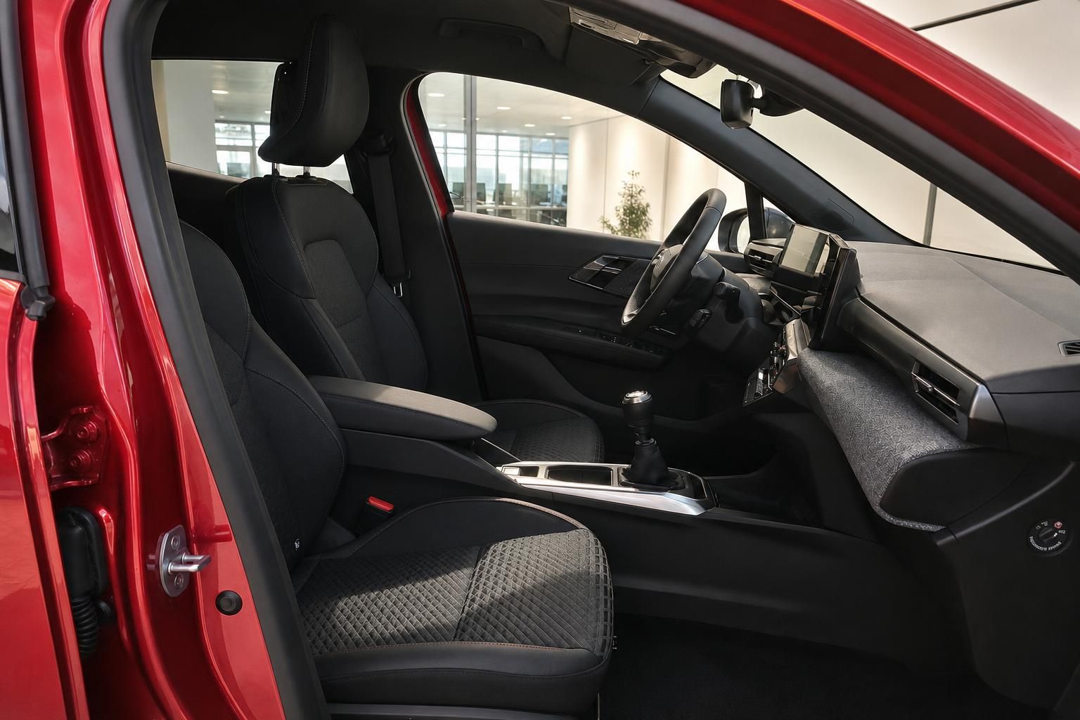 Fahrersitz und Cockpit mit Schaltknauf im roten Auto, Innenraumansicht