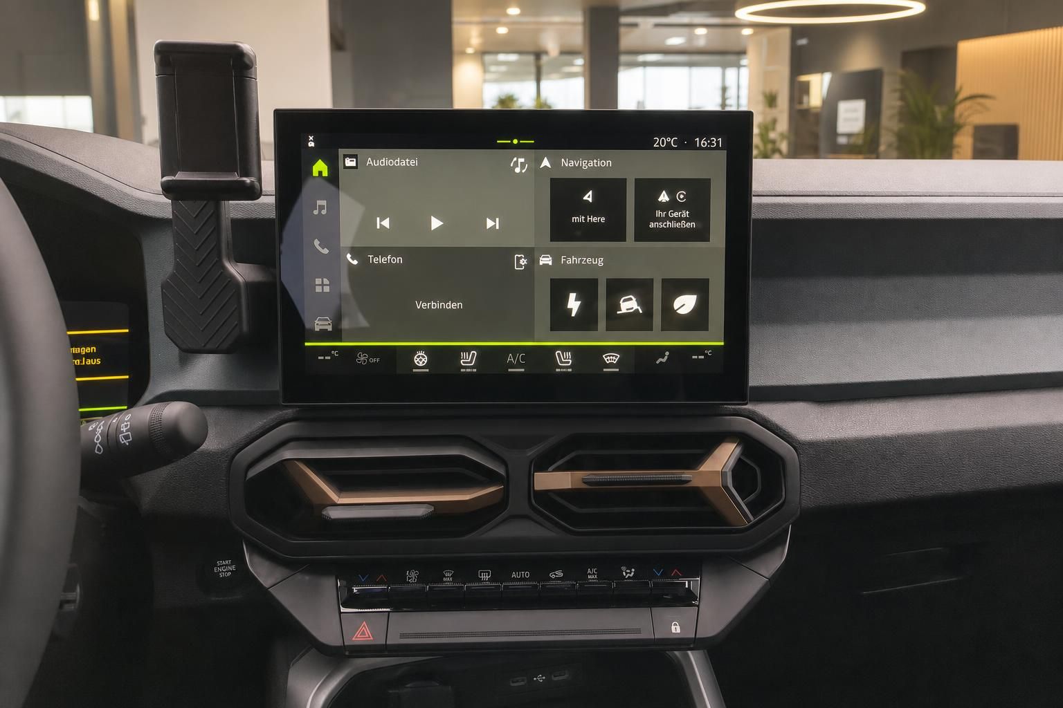 Dacia Infotainment-Touchscreen mit Navigation, Audio und Klimabedienfeld im Fahrzeuginnenraum