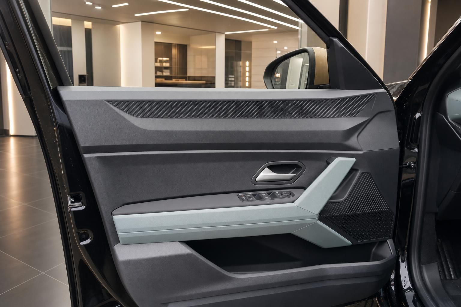 Dacia SUV Fahrertür innen – Türverkleidung mit mintfarbenen Akzenten und Fensterheberschaltern