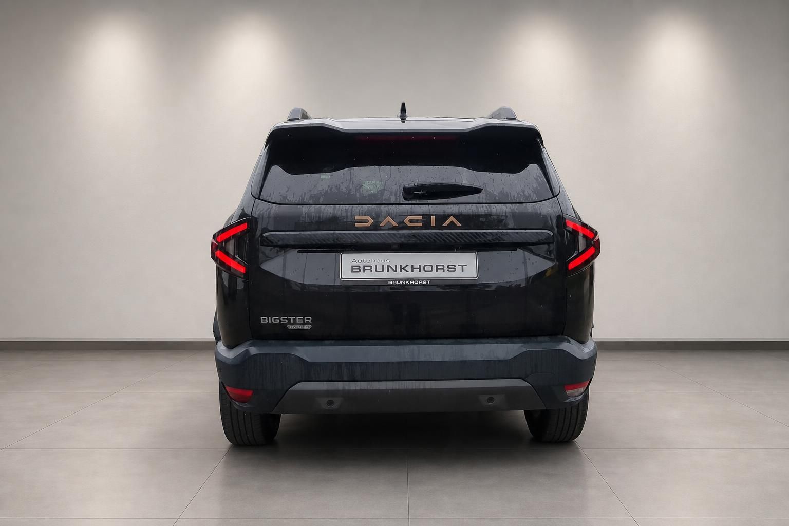 Dacia Bigster schwarz Heckansicht mit LED-Rückleuchten im Autohaus Brunkhorst