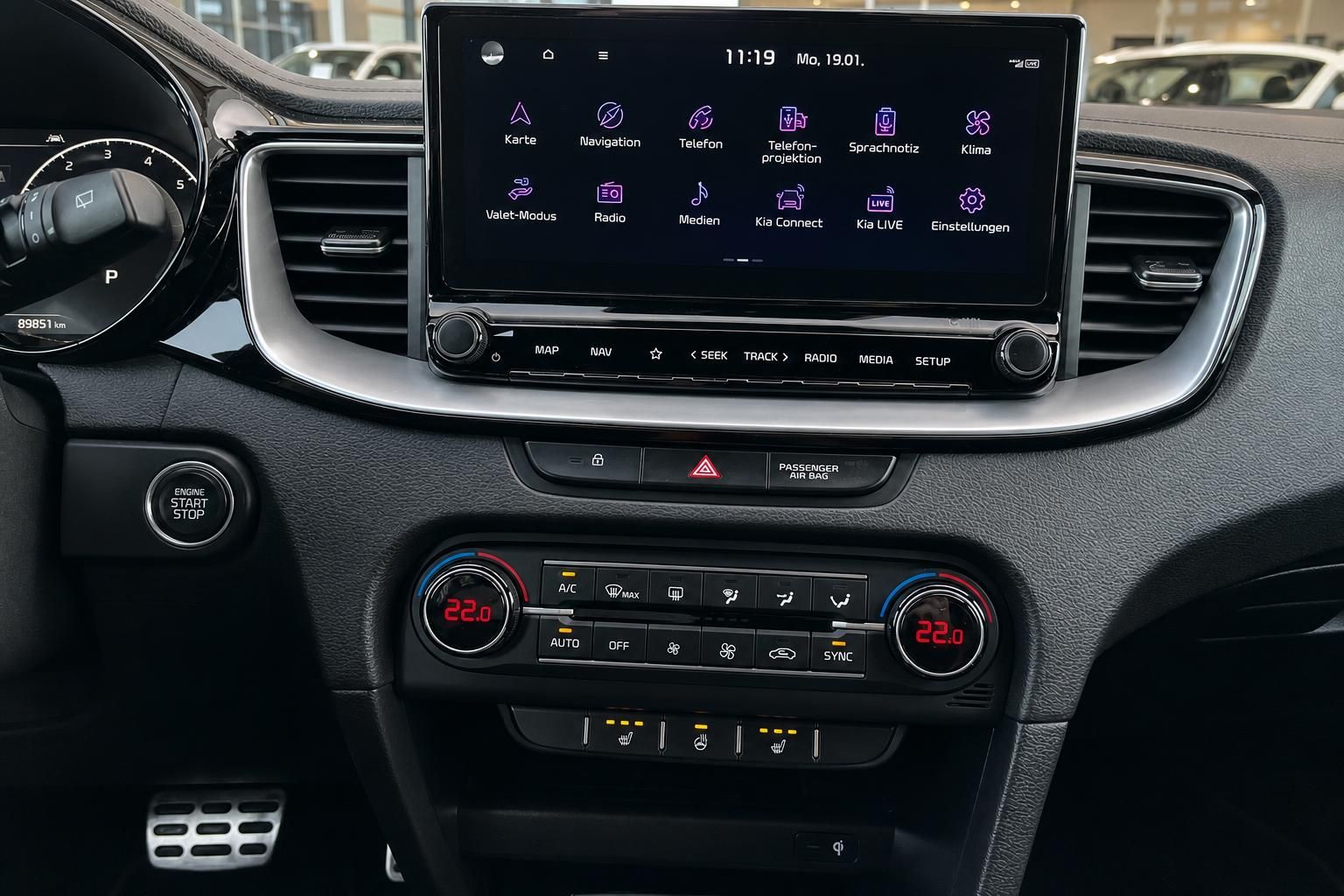 Kia Infotainment Display mit Navigation und Klimabedienung Detail