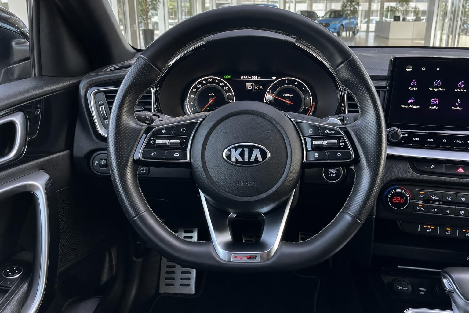 Kia Lenkrad mit Multifunktionstasten und Blick auf Cockpit sowie Display