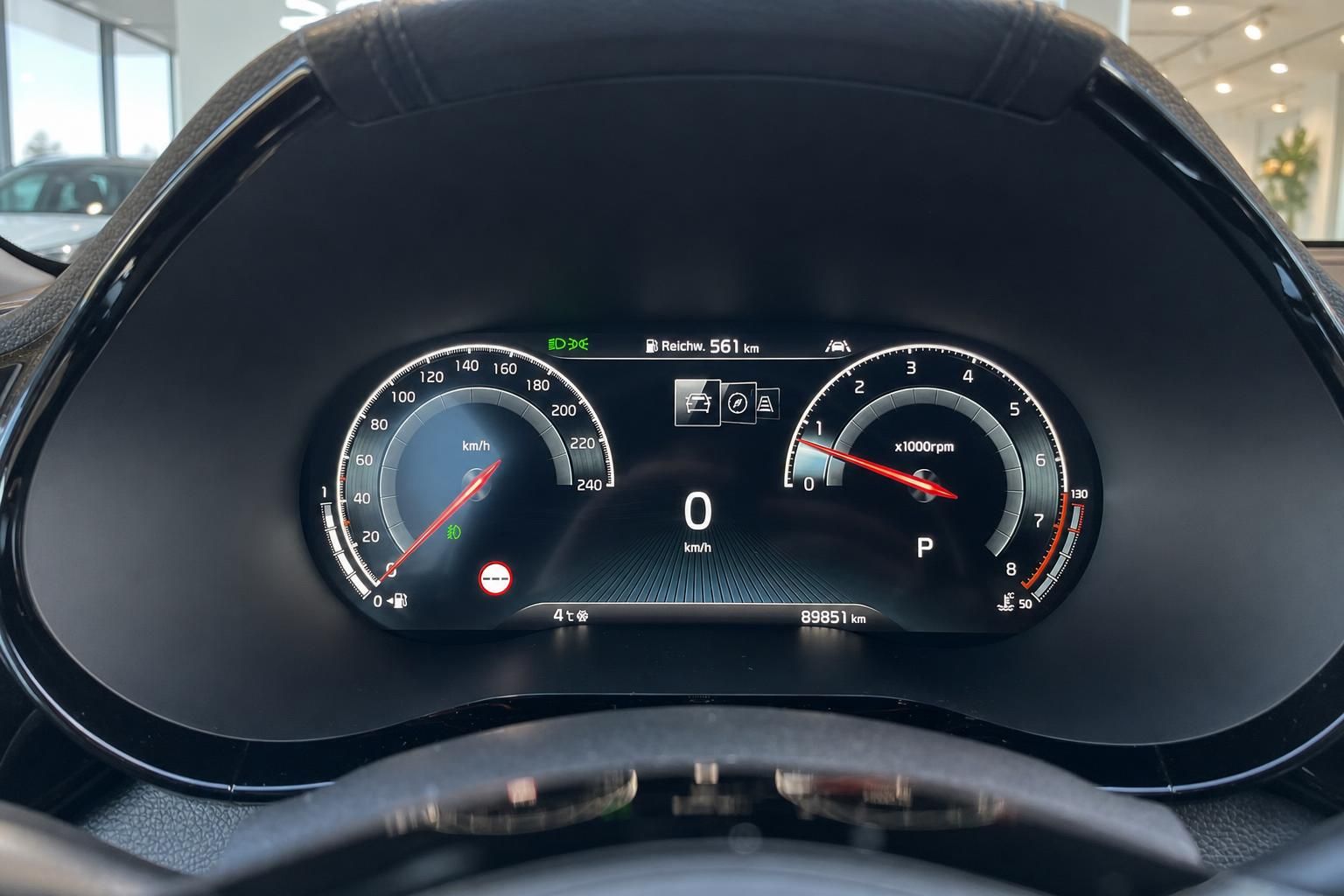 Digitales Kombiinstrument mit Tacho und Kilometerstand im Kia Innenraum