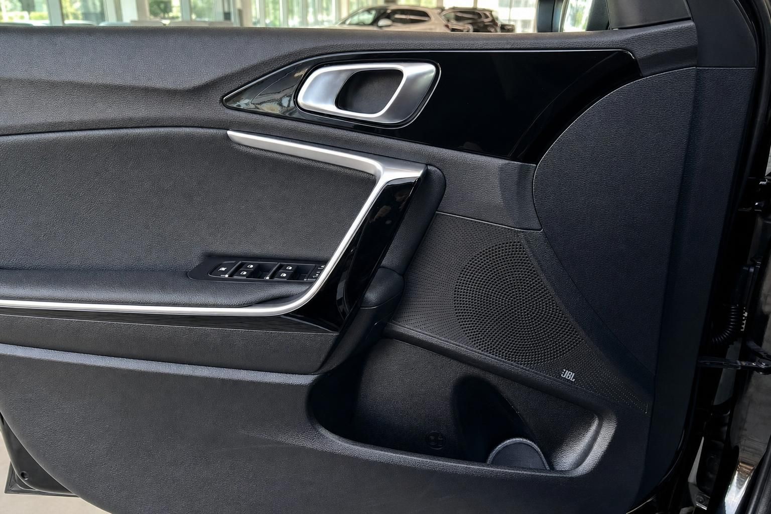 Türverkleidung mit Fensterheber und JBL Lautsprecher im Fahrzeug