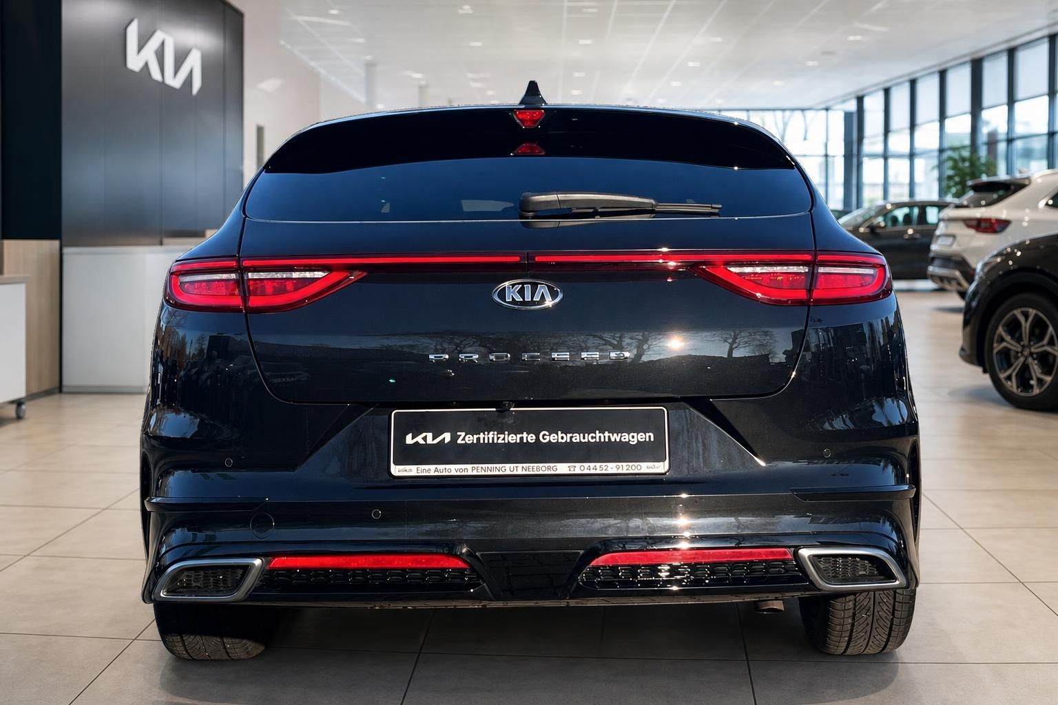 Kia ProCeed schwarz Heckansicht im Autohaus Showroom