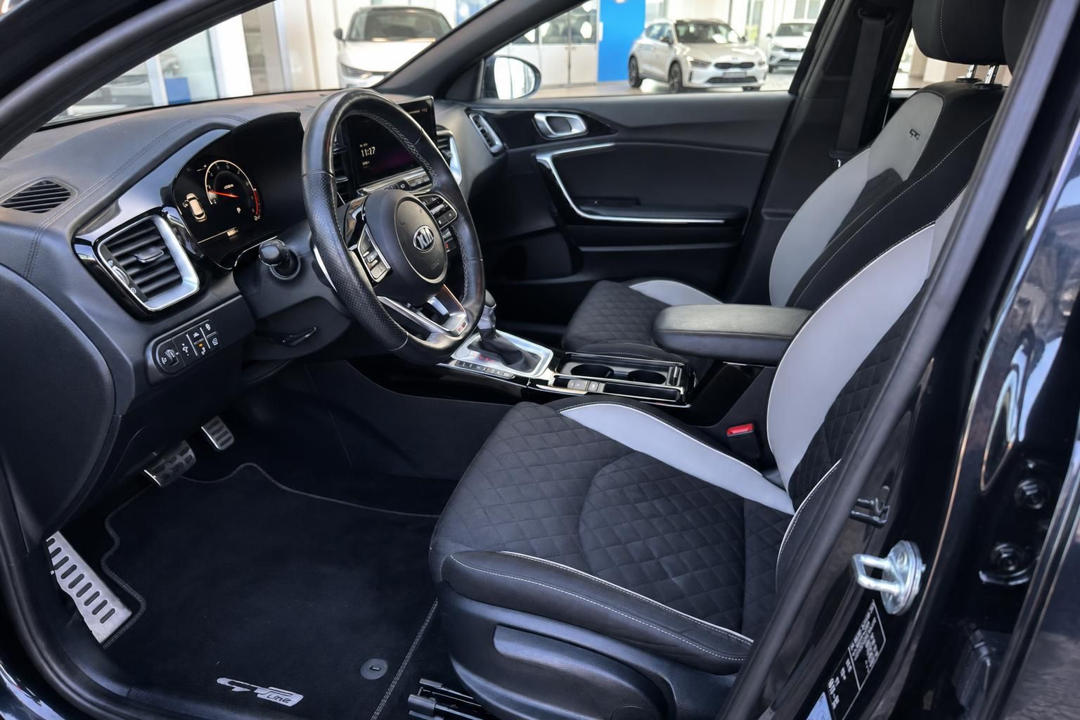 Kia Innenraum Vordersitze und Cockpit mit GT-Line Ausstattung