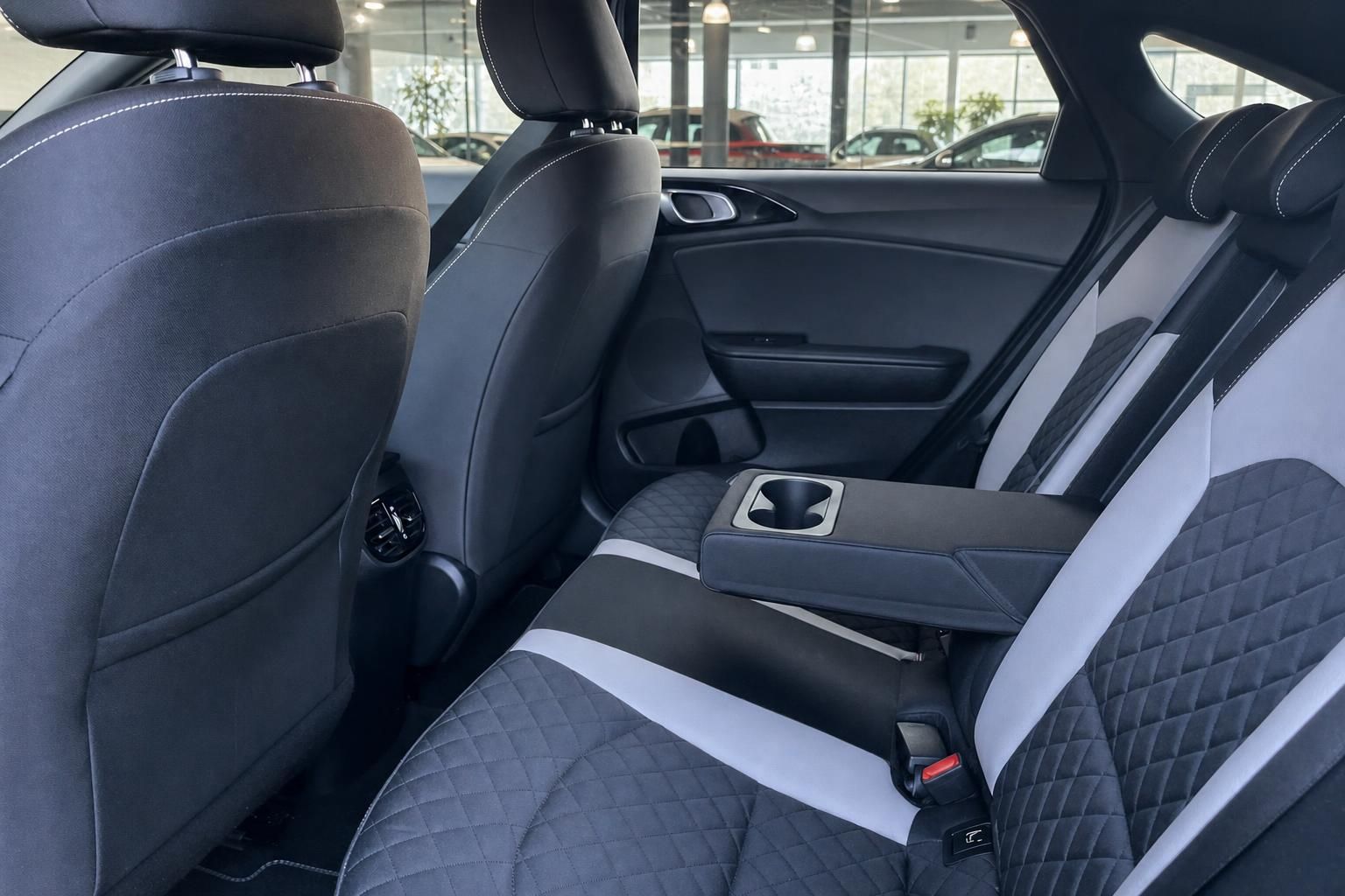 Kia Rücksitzbank mit Mittelarmlehne und Sportsitzen im Detail