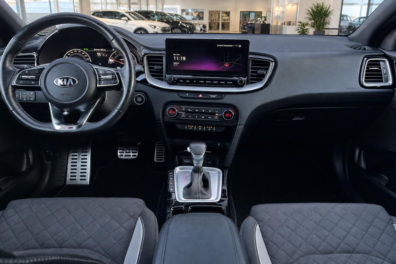 Kia Cockpit mit Lenkrad, Navigationssystem und Schaltautomatik