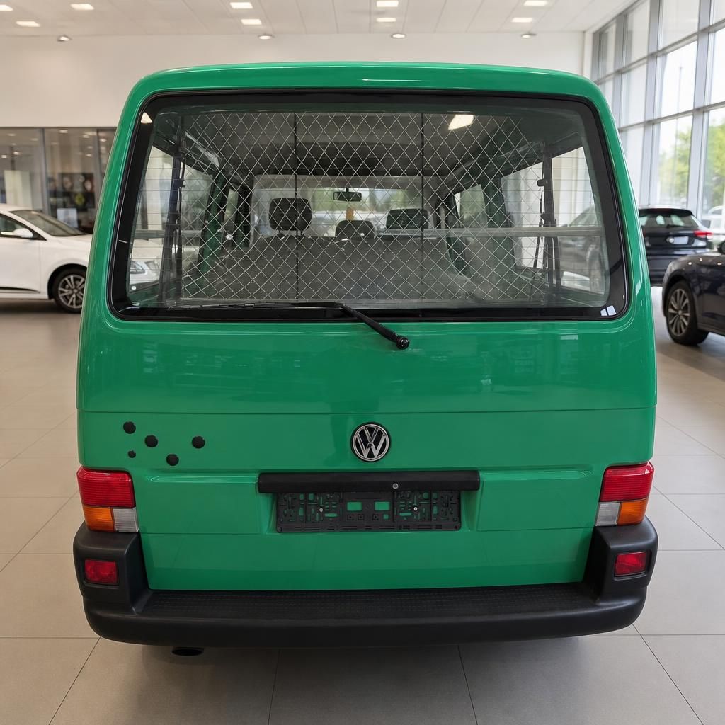 VW T4 Transporter grün Heckansicht mit Schutzgitter