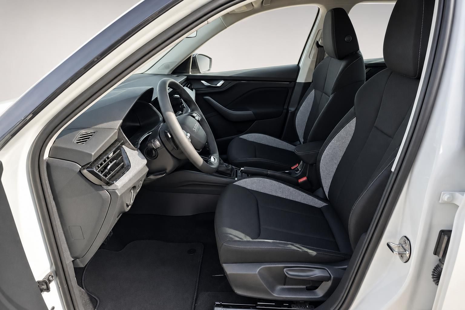 Skoda Kamiq Innenraum Vordersitze und Cockpit Detail