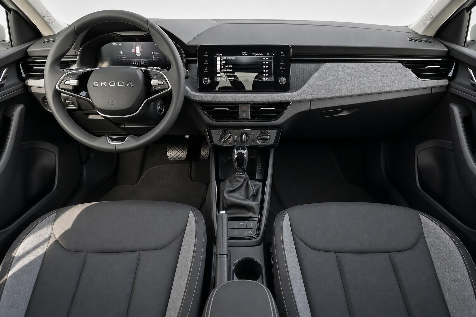 Skoda Cockpit mit Lenkrad, Digitalinstrumenten und Touchscreen-Infotainment