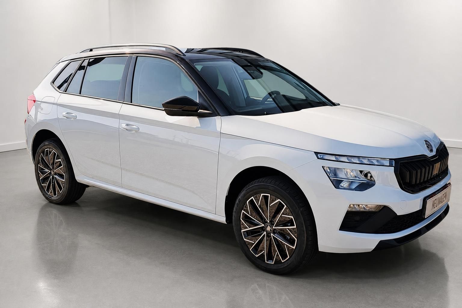 Skoda Kamiq in Weiß, Frontansicht schräg im Studio