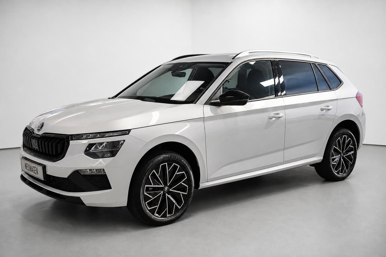Skoda Kamiq in Weiß, Frontansicht schräg im Fotostudio