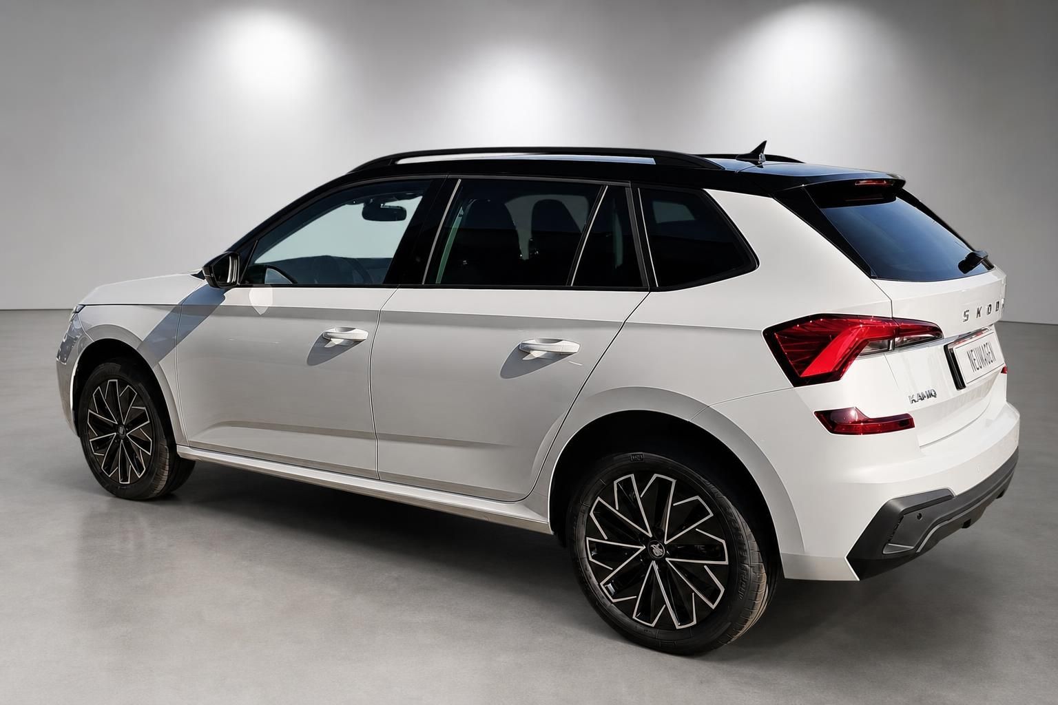 Skoda Kamiq in Weiß, Heckansicht schräg im Studio
