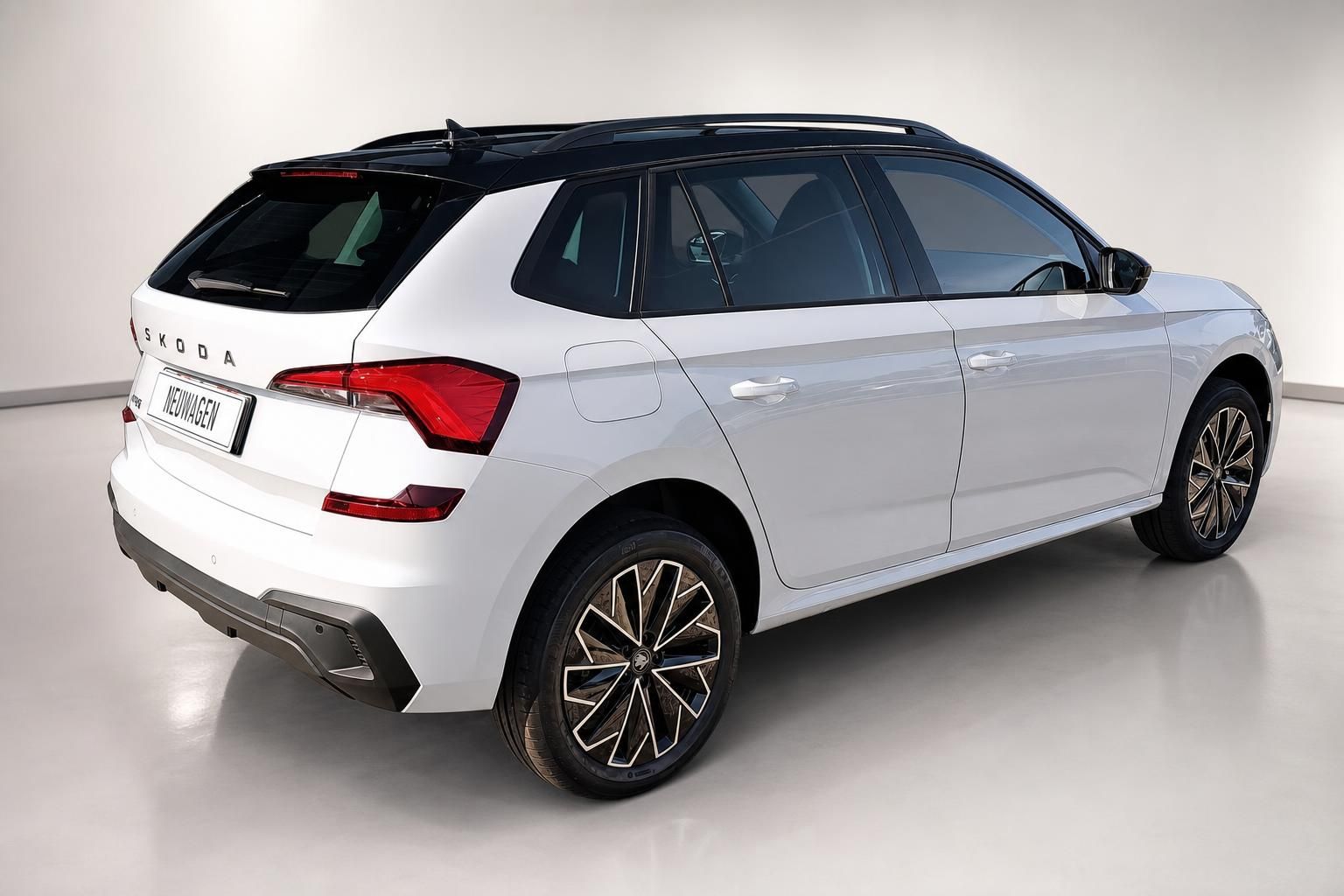 Skoda Kamiq weiß Heck-Seitenansicht Neuwagen Studio