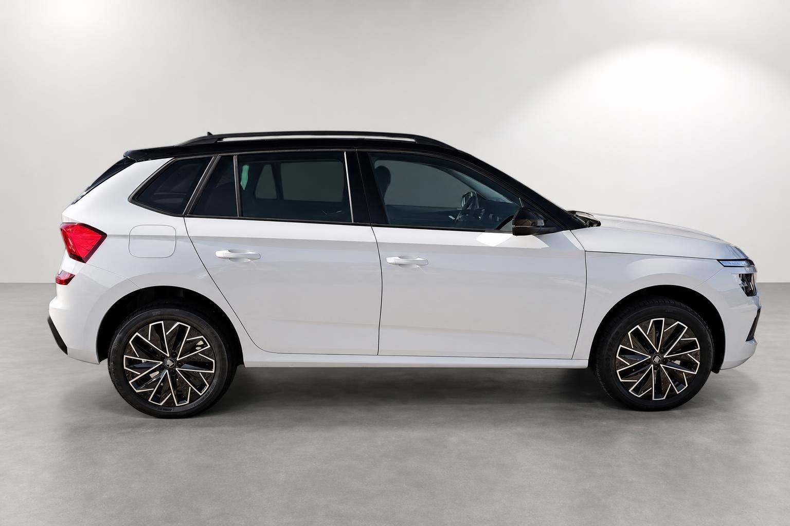 Skoda Kamiq weiß Seitenansicht mit schwarzem Dach