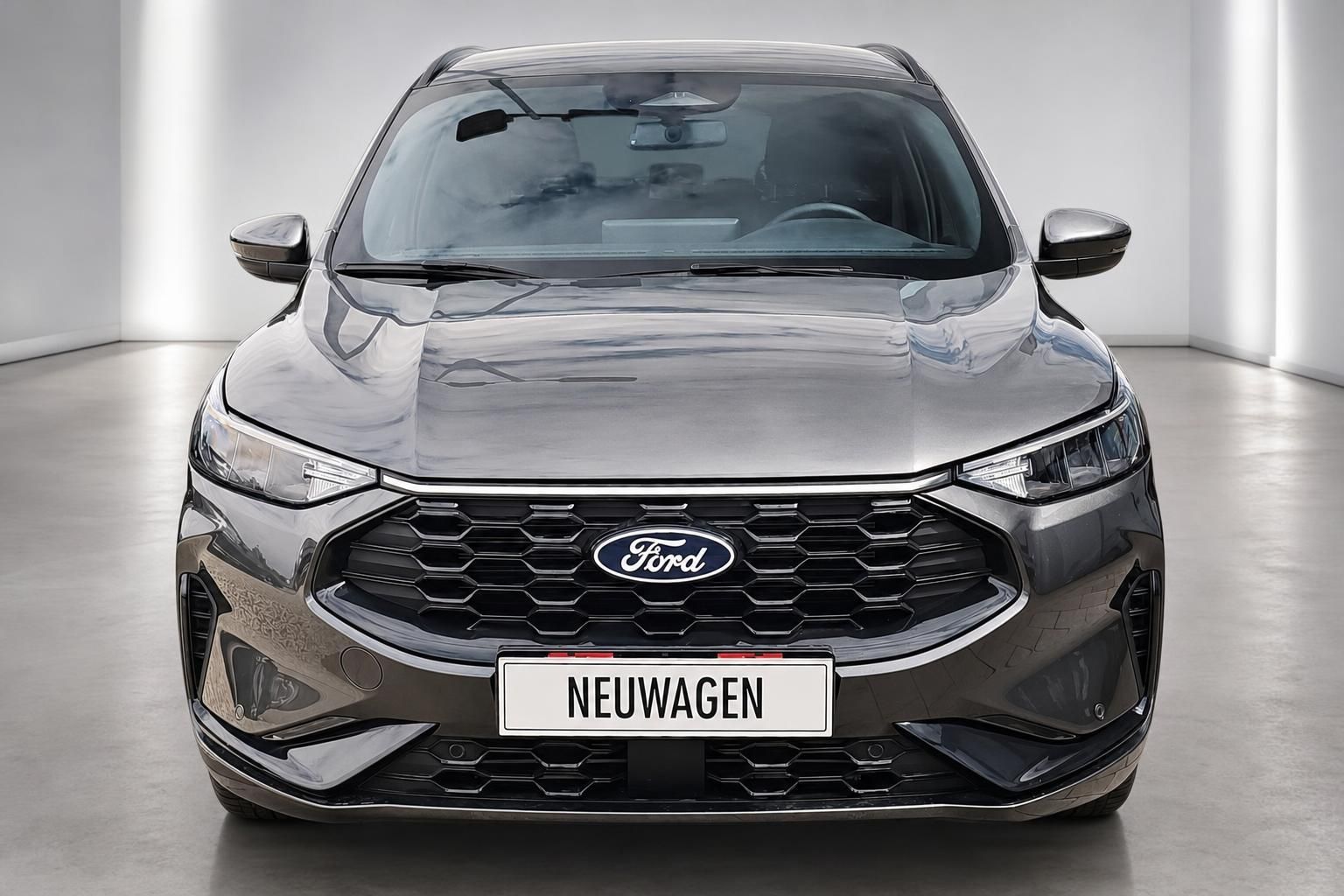 Ford Kuga grau Frontansicht mit Kuehlergrill im Studio